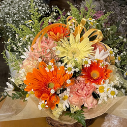 お花屋さんの生花フラワーアレンジメント〜イエローオレンジ〜お祝い・母の日2024 3枚目の画像