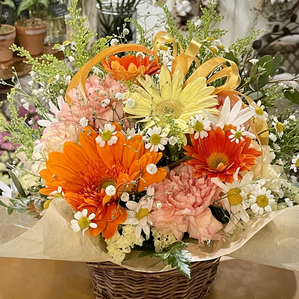 お花屋さんの生花フラワーアレンジメント〜イエローオレンジ〜お祝い・母の日2024 2枚目の画像