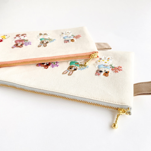 刺繍 フラットポーチ＊お花のプレゼント（ファスナーグレー）〈無料