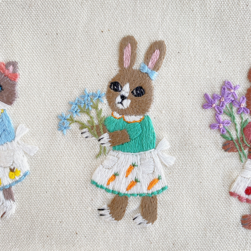 刺繍 フラットポーチ＊お花のプレゼント（ファスナーグレー）〈無料