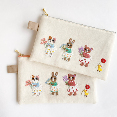 刺繍 フラットポーチ＊お花のプレゼント（ファスナーグレー）〈無料