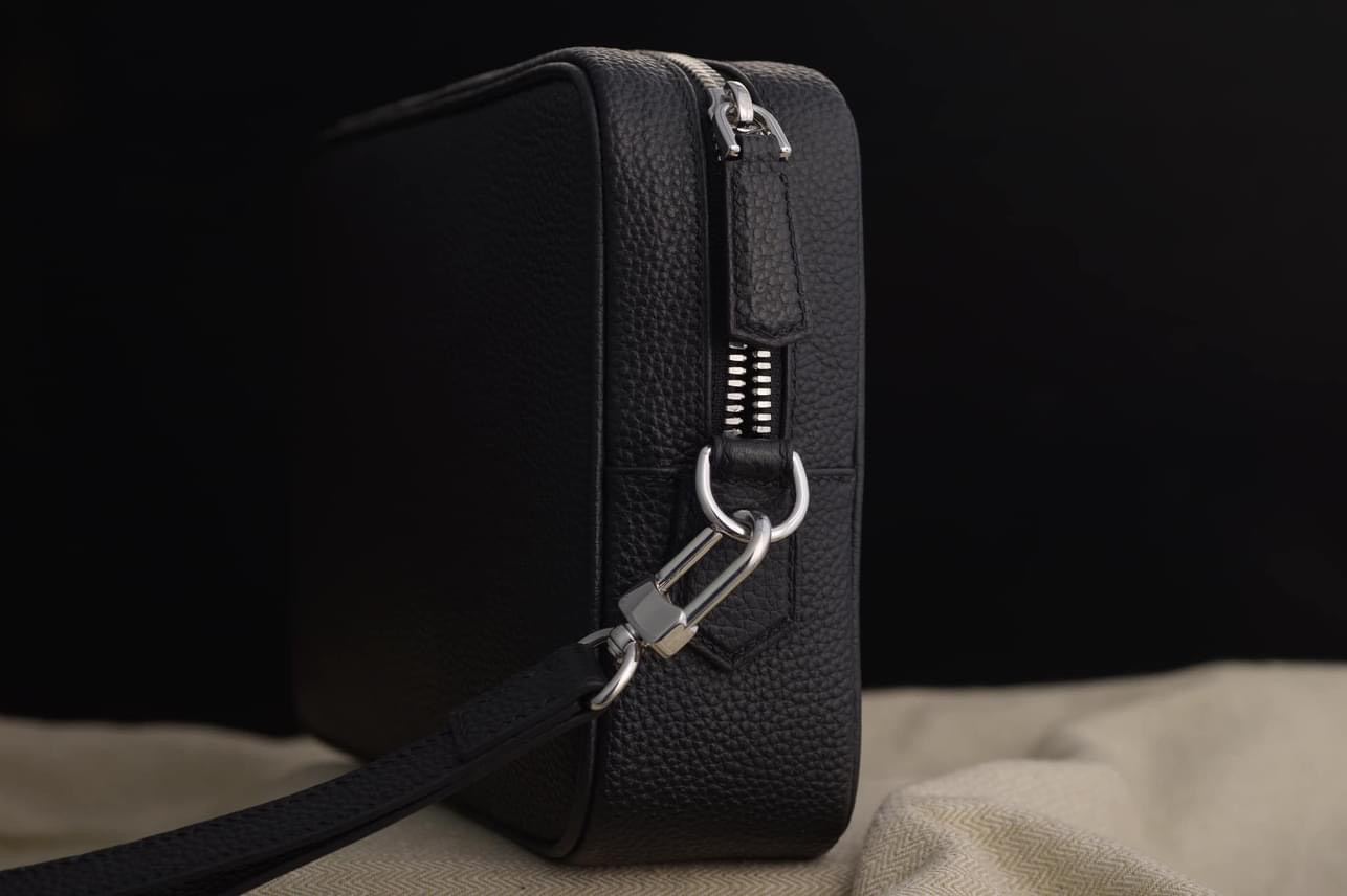 丁寧に手縫いで​​仕上げたメンズクラッチウォレット（受注生産・送料無料）