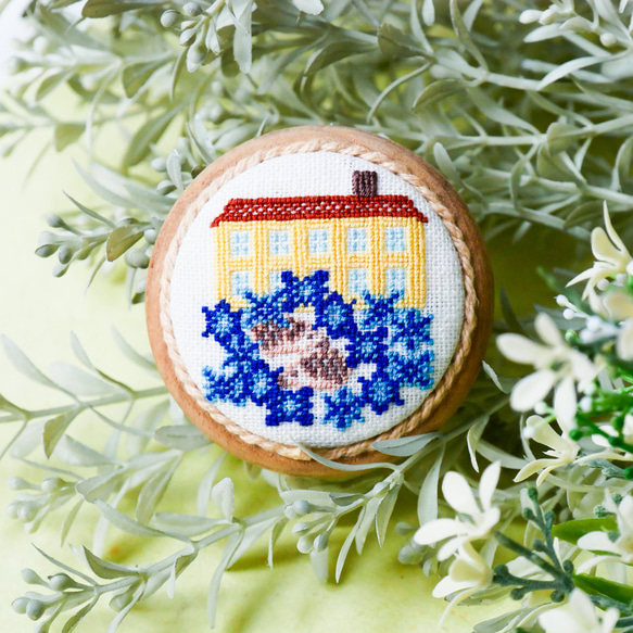 春の星とハリネズミ フィンランドの春 北欧刺繍ウッドブローチ