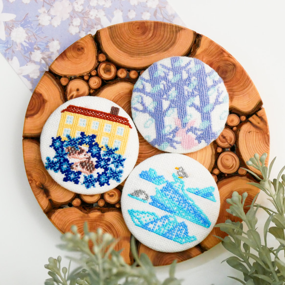 春の星とハリネズミ フィンランドの春 北欧刺繍ウッドブローチ/ヘアゴム チオノドクサ 青い花 4枚目の画像
