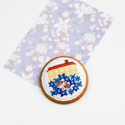 春の星とハリネズミ フィンランドの春 北欧刺繍ウッドブローチ/ヘアゴム チオノドクサ 青い花 5枚目の画像