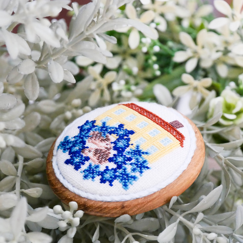 春の星とハリネズミ フィンランドの春 北欧刺繍ウッドブローチ