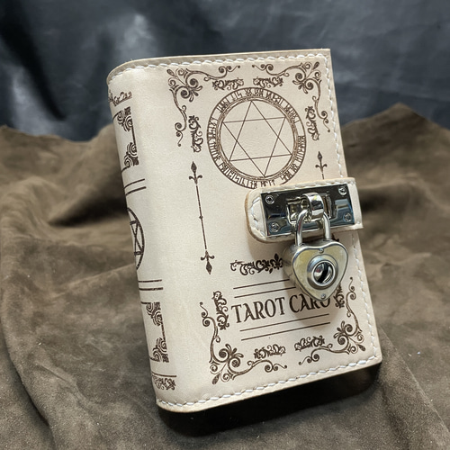 魔導書型タロットカードケース Grimoire Pocket 無垢の書 名刺入れ
