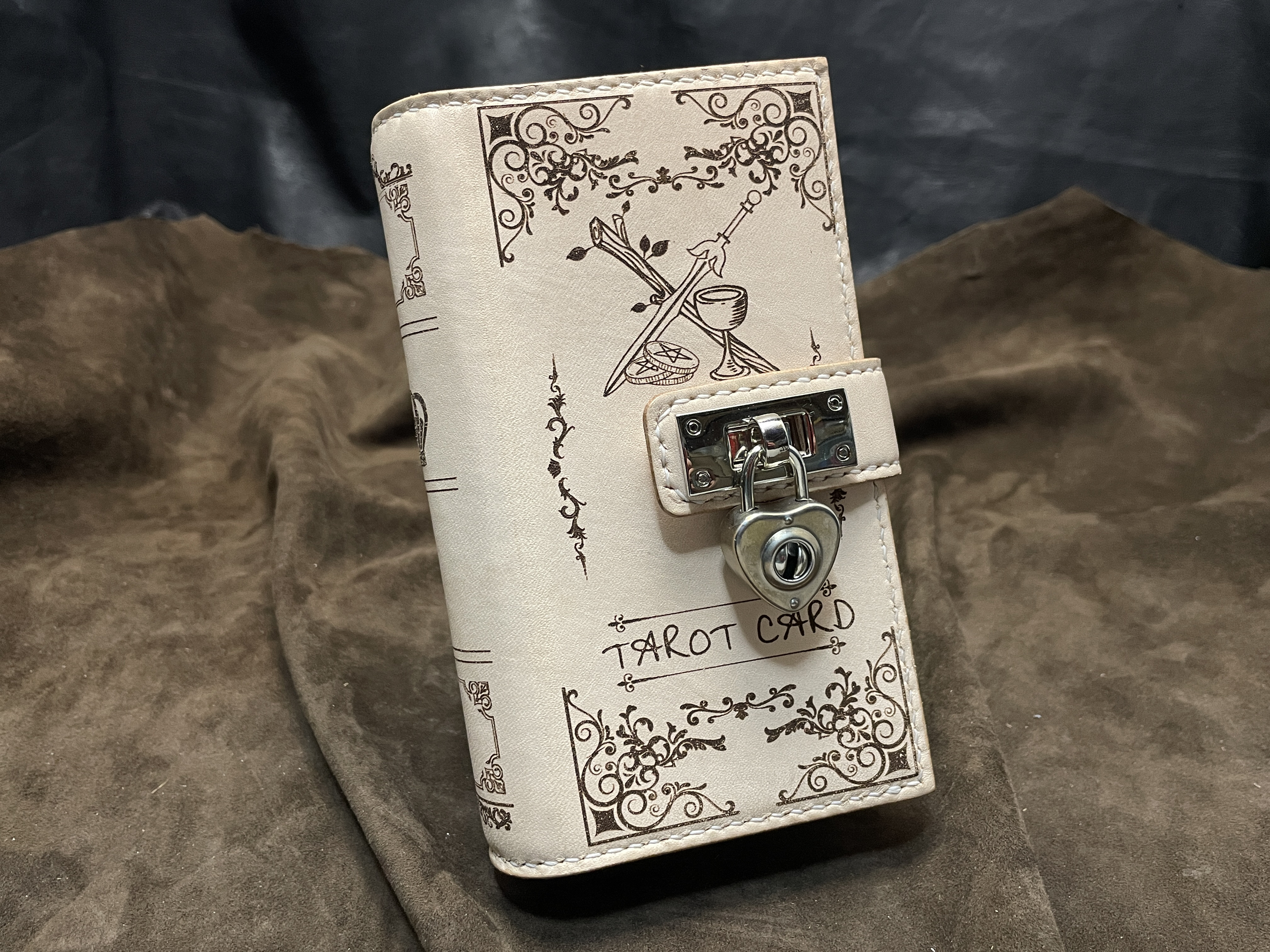 魔導書型タロットカードケース Grimoire 赤の書