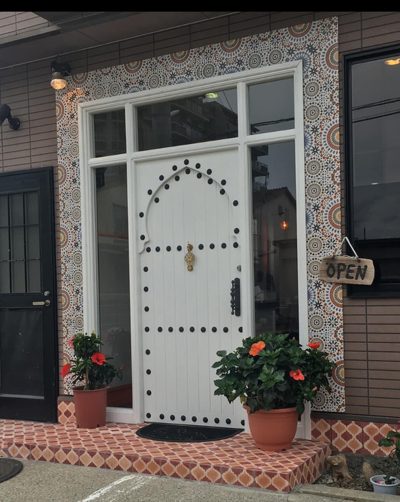 オーダーメイド アーチフレームで装飾されたモロッコのドア お気軽にお問い合わせください