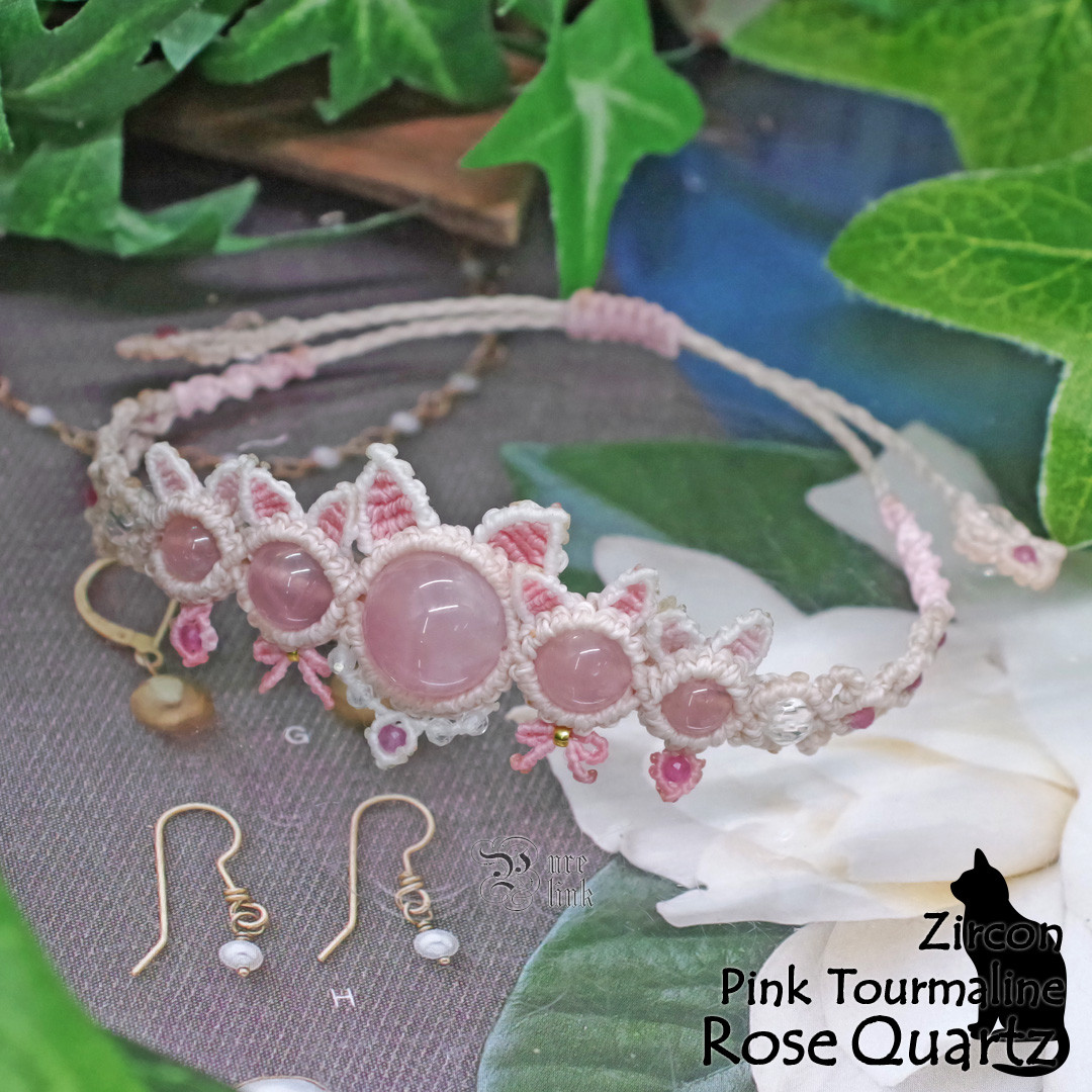 5匹の猫達が見守る？猫耳!?『ディープローズクォーツ』マクラメ編みニャンコブレスレット