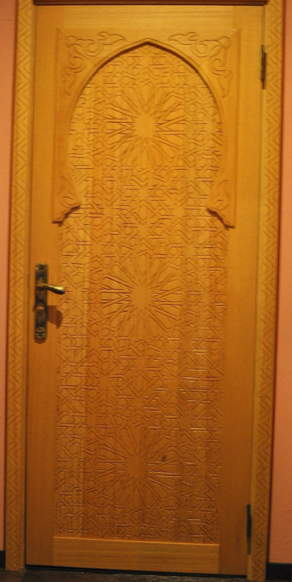 オーダーメイド アーチフレームで装飾されたモロッコのドア お気軽にお問い合わせください