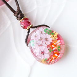 期間限定SALE！桜と金魚のとんぼ玉ガラスペンダント　金箔入り 2枚目の画像