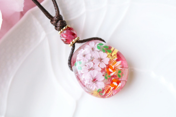 期間限定SALE！桜と金魚のとんぼ玉ガラスペンダント　金箔入り 2枚目の画像