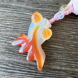 縁起物：めのう金魚キーホルダー：ピンク - Carnelian Goldfish Keychain 2枚目の画像