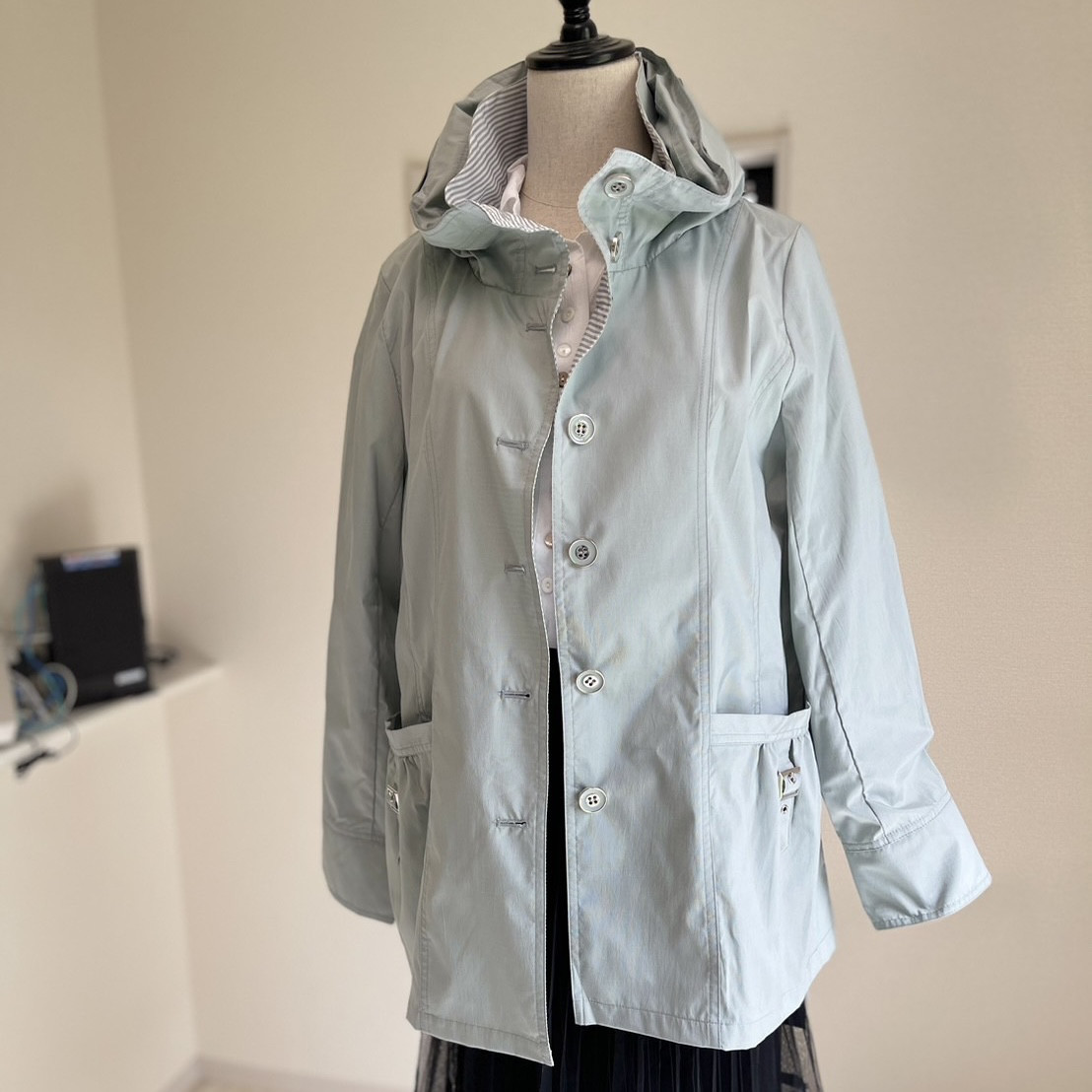 【春秋コート】　アウター　スプリングコート　薄手　軽量　花粉付着抑制加工　小顔効果　フード取り外し可　2カラー