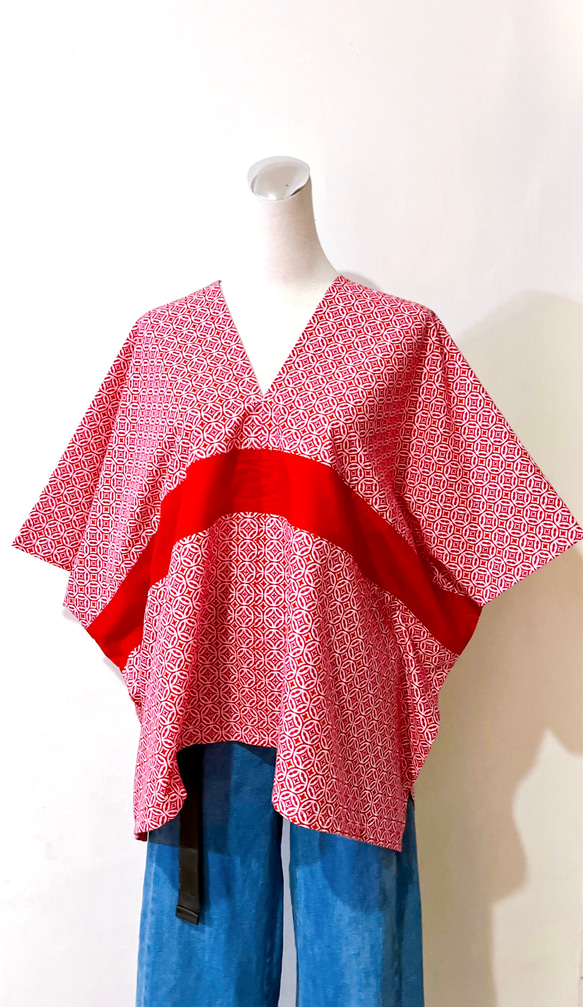 Jul&#39;s* ユニークな幅広の日本の浴衣スタイルのピンクと白の幾何学模様のタイル、赤の長い縞模様の正方形のローブ 2枚目の画像