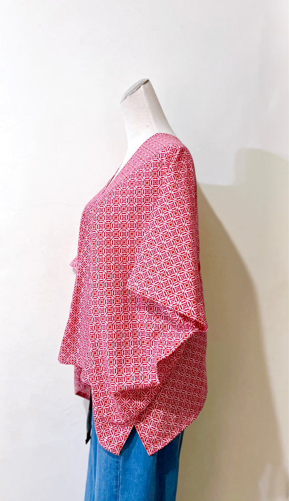 Jul&#39;s* ユニークな幅広の日本の浴衣スタイルのピンクと白の幾何学模様のタイル、赤の長い縞模様の正方形のローブ 4枚目の画像
