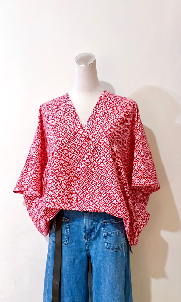 Jul&#39;s* ユニークな幅広の日本の浴衣スタイルのピンクと白の幾何学模様のタイル、赤の長い縞模様の正方形のローブ 7枚目の画像
