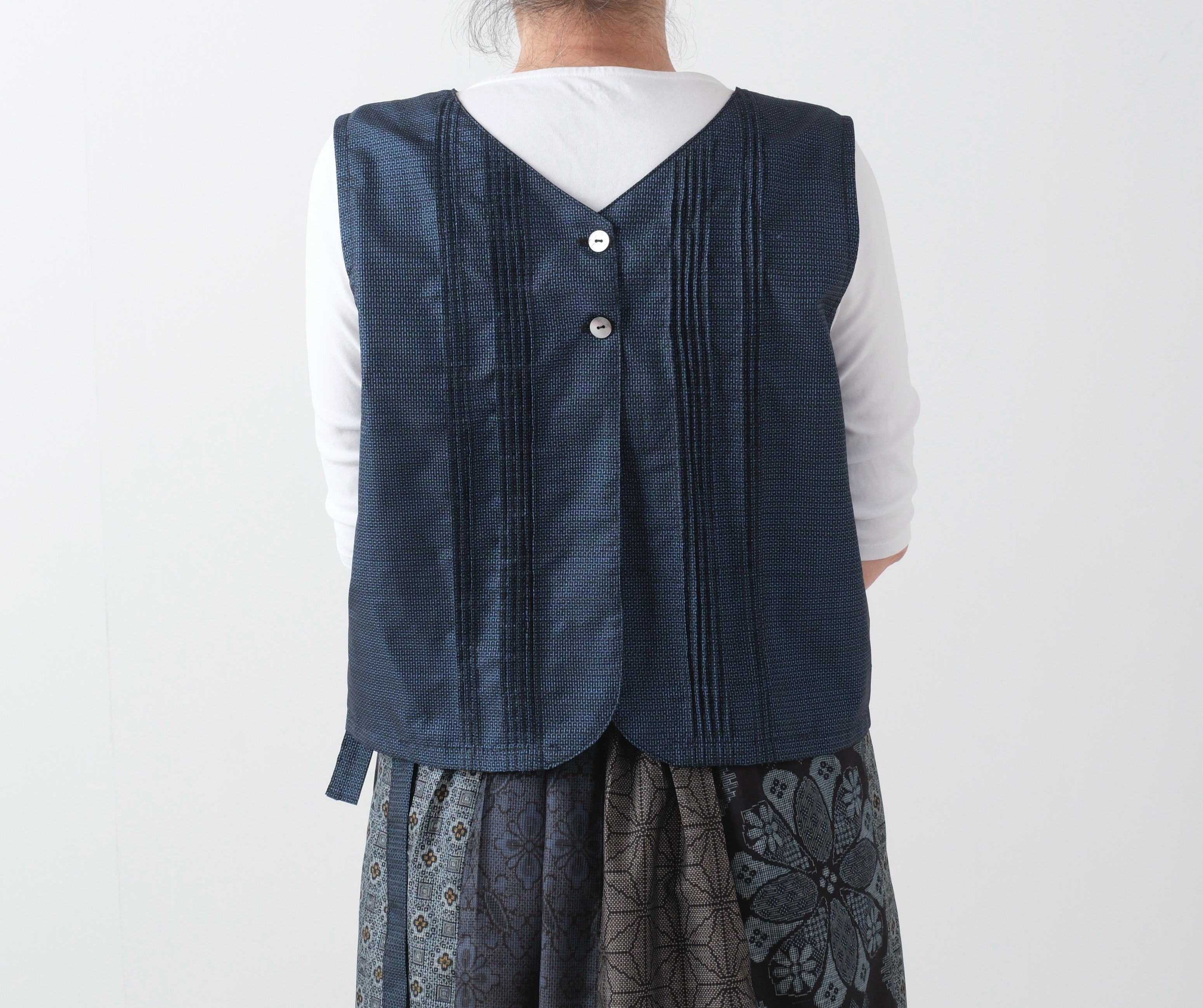 大島紬の大人のピンタックベスト　前後2Way ショート丈　脚長効果　着物リメイク