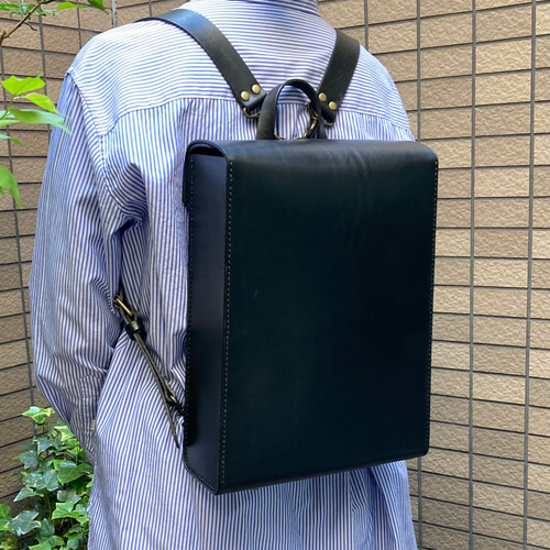 大人用のランドセル。黒い革で作ったオーダーメイドの作品 リュック  