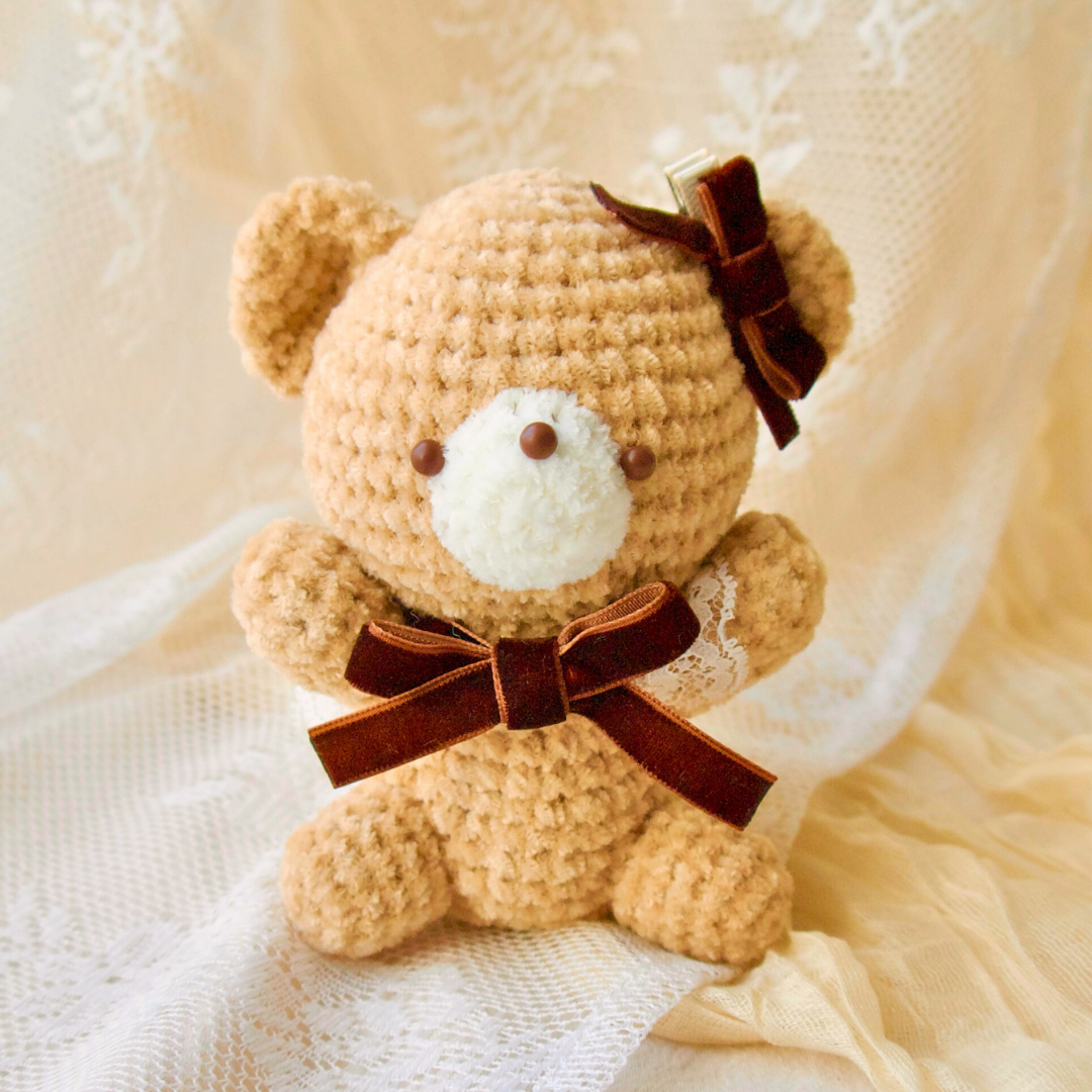 お顔作りが刺繍の手に持ちやすい、あみぐるみくまちゃん