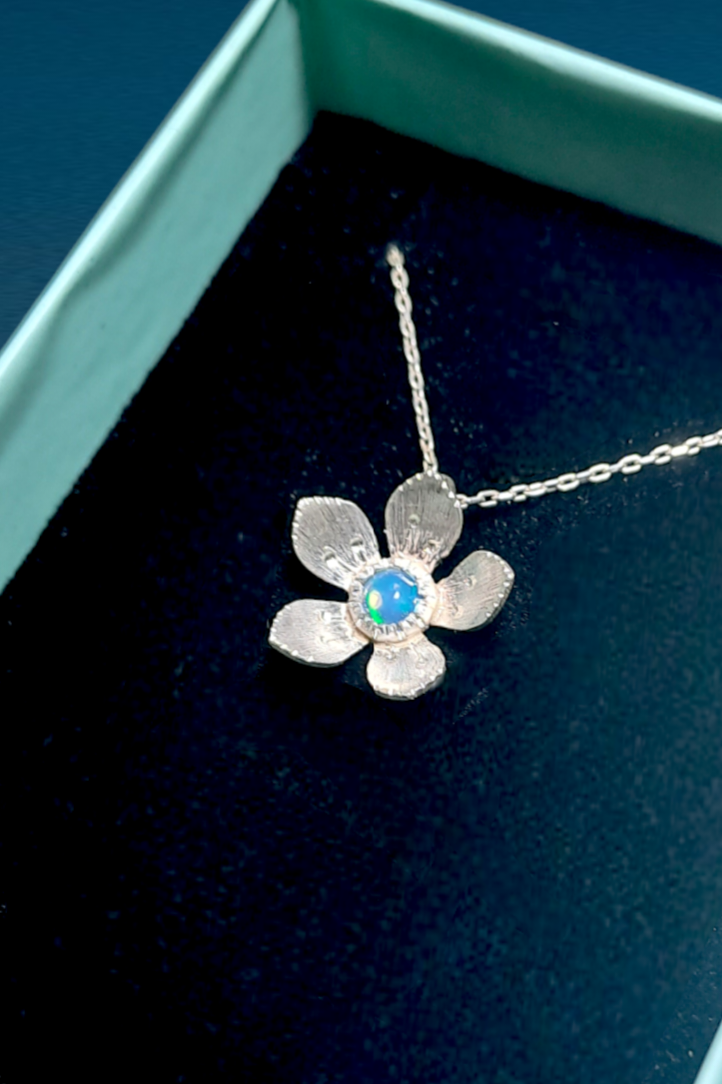 Bloom プレシャスオパール フラワーシルバーネックレス