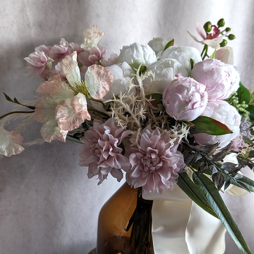 どこから見ても美しい！つぼみの芍薬花瓶付きアレンジメント 2点