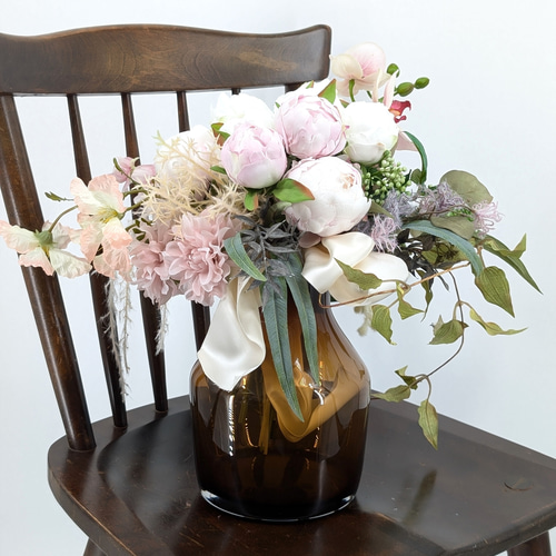 どこから見ても美しい！つぼみの芍薬花瓶付きアレンジメント 2点