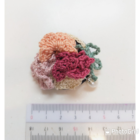 レース編みブローチ　カーネーションの花かご　揺れるひと粒パール　母の日のプレゼントに 3枚目の画像