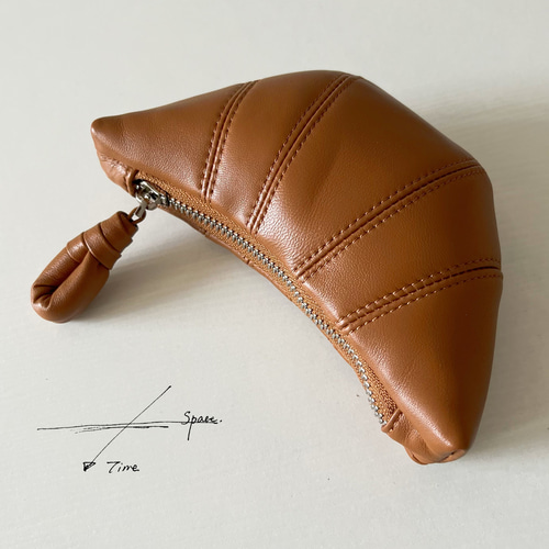 在庫のみ☆牛革製☆クロワッサン型ミニポーチ】ユニークな