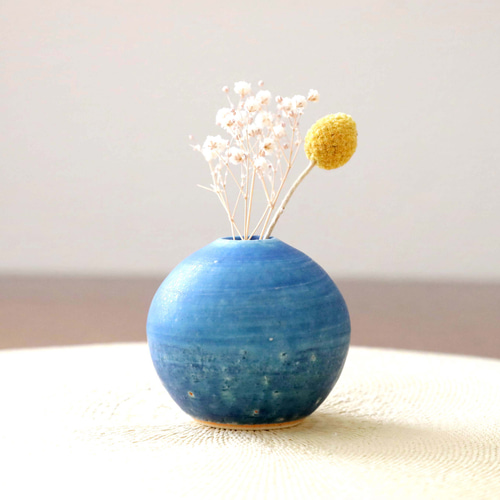 ぽってりと丸い 紺碧の釉薬の一輪挿し 一輪挿し・花瓶・花器