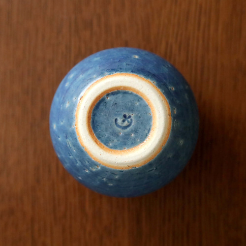 ぽってりと丸い 紺碧の釉薬の一輪挿し 一輪挿し・花瓶・花器 TSUCHI