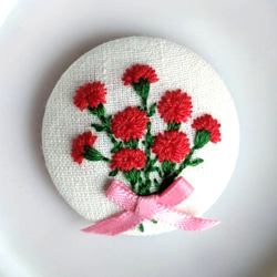 くるみボタン刺繍　8本のカーネーションの花束　【ブローチorヘアゴム】 2枚目の画像
