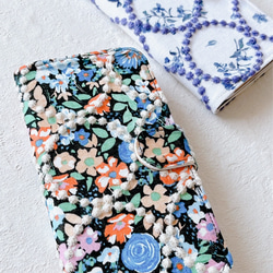 手帳型　サークル刺繍小花　 iPhoneケース 1枚目の画像