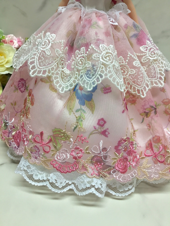 バラとリボンの可愛い刺繍レースドレス　パニエ付き〜リカちゃん用着せ替えドレス 15枚目の画像