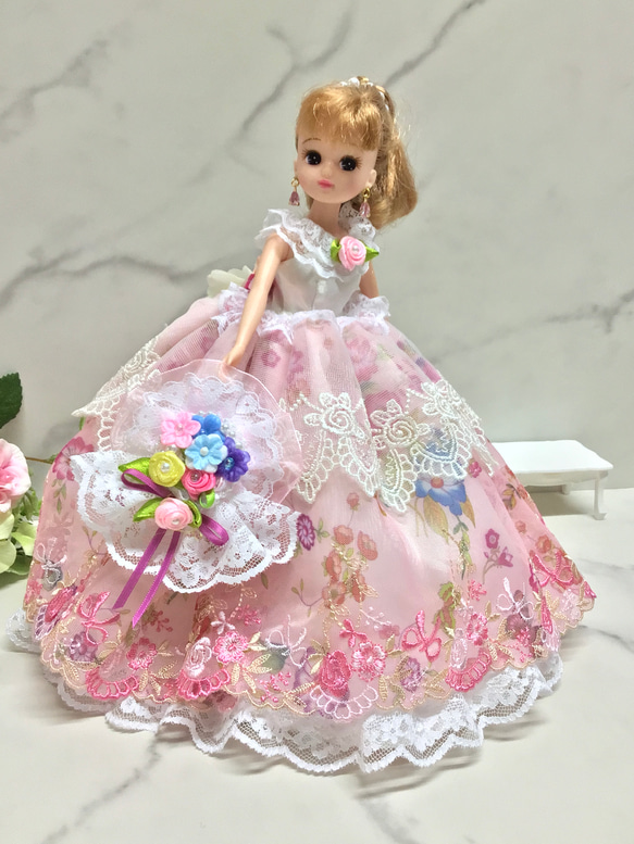 バラとリボンの可愛い刺繍レースドレス　パニエ付き〜リカちゃん用着せ替えドレス 1枚目の画像