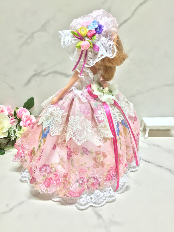 バラとリボンの可愛い刺繍レースドレス　パニエ付き〜リカちゃん用着せ替えドレス 17枚目の画像