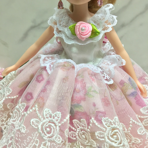 バラとリボンの可愛い刺繍レースドレス パニエ付き〜リカちゃん