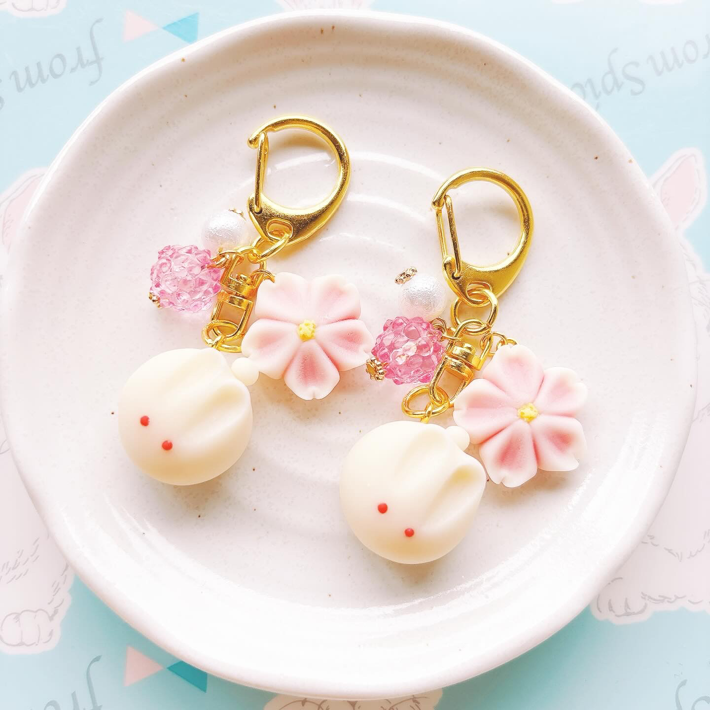 希少 黒入荷！ 再販】うさぎと桜の和菓子キーホルダー フェイクスイーツ 練り チャーム
