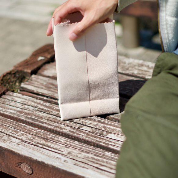 工藝紙袋風格 Kinari 天然皮革迷你手拿包紙袋 第2張的照片