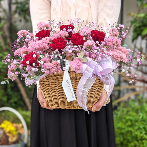 カーネーションいっぱいのドライフラワーかごアレンジメント 母の日