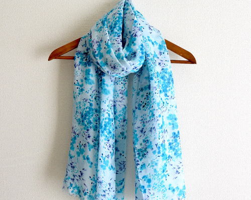 小花柄のコットンレーヨンの大判ガーゼストール ブルー ストール