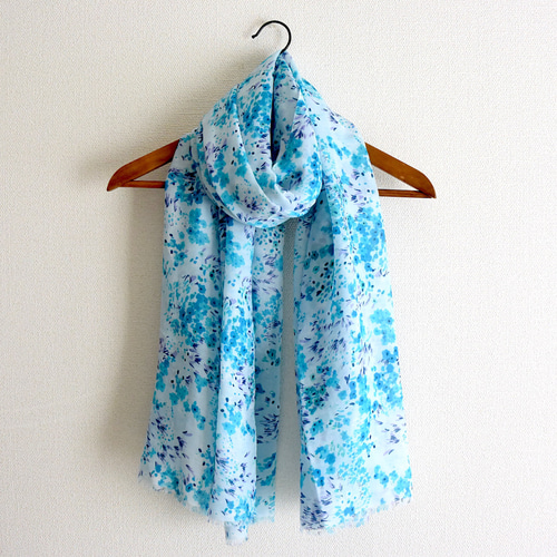 小花柄のコットンレーヨンの大判ガーゼストール ブルー ストール