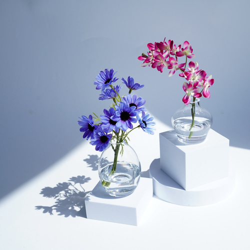 花瓶水刺し透明なブルー