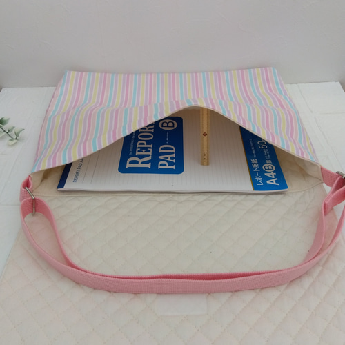 ふた付き・ショルダーベルト付きの図書袋 レッスンバッグ