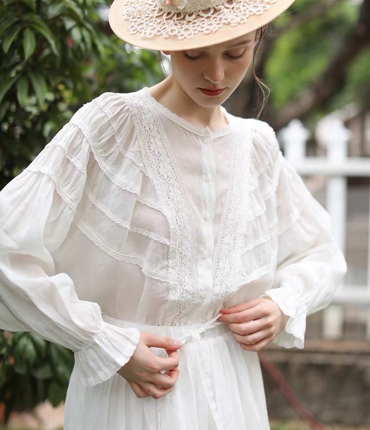 日よけにも◎ふんわりシルエットと繊細な透け感　刺繍レースのブラウス【秋春夏】白