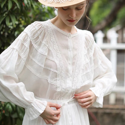 日よけにも◎ふんわりシルエットと繊細な透け感 刺繍レースのブラウス