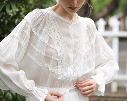 新品未使用 24SS BEARDSLEY レースポンチョブラウス 刺繍 白 F 日よけにも◎ふんわりシルエットと繊細な透け感 刺繍レースのブラウス