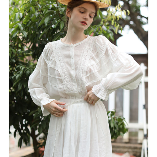 日よけにも◎ふんわりシルエットと繊細な透け感 刺繍レースのブラウス
