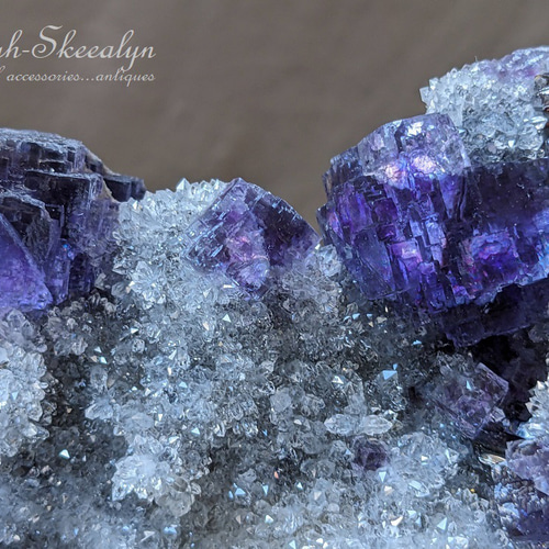フローライトONクォーツ・原石クラスター（蛍石）Fluorite